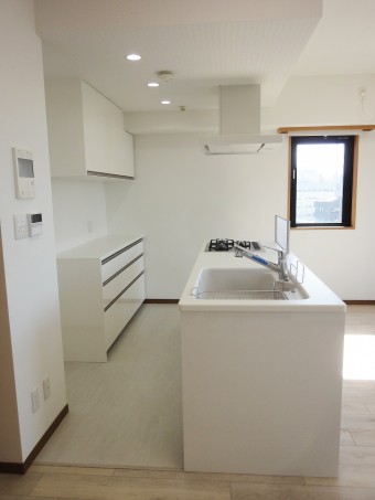 水廻り設備を中心にリフォーム、明るく開放的なキッチンに! 水廻り設備を中心にリフォーム、明るく開放的なキッチンに!